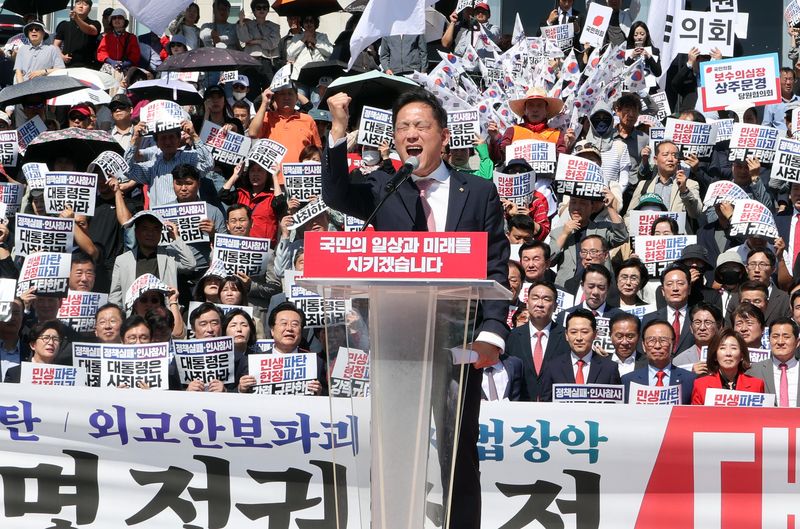 국민의힘 김태규 의원이 22일 국회 본청 앞에서 열린 이재명 정권 실정 대국민 보고대회에서 검찰과 사법 분야 연설을 마친 뒤 이 대통령 재판 재개를 촉구하는 구호를 외치고 있다. 사진=박범준 기자