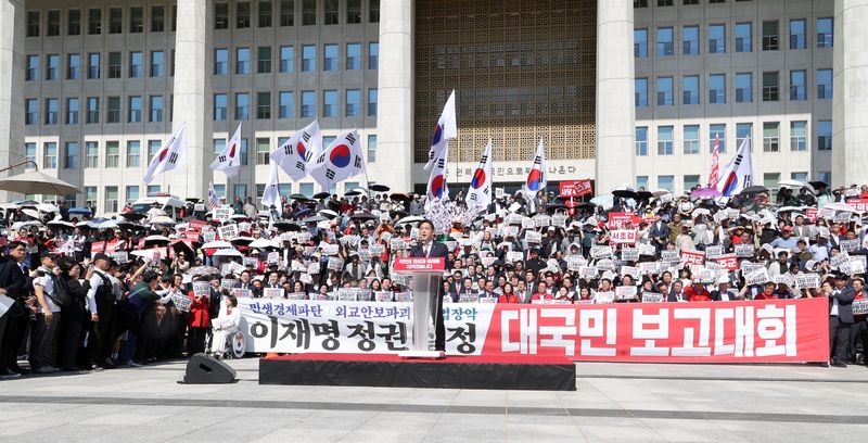 국민의힘 김태규 의원이 22일 국회 본청 앞에서 열린 이재명 정권 실정 대국민 보고대회에서 검찰과 사법 분야 연설을 하고 있다. 사진=박범준 기자