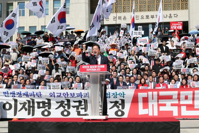 국민의힘 김태규 의원이 22일 국회 본청 앞에서 열린 이재명 정권 실정 대국민 보고대회에서 검찰과 사법 분야 연설을 마친 뒤 이 대통령 재판 재개를 촉구하는 구호를 외치고 있다. 사진=박범준 기자