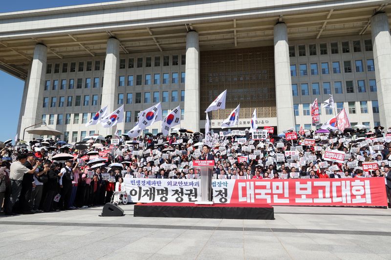 국민의힘 장동혁 대표가 22일 국회 본청 앞에서 열린 이재명 정권 실정 대국민 보고대회에서 정권 규탄 연설을 하고 있다. 사진=박범준 기자