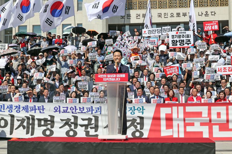 국민의힘 장동혁 대표가 22일 국회 본청 앞에서 열린 이재명 정권 실정 대국민 보고대회에서 정권 규탄 연설을 하고 있다. 사진=박범준 기자