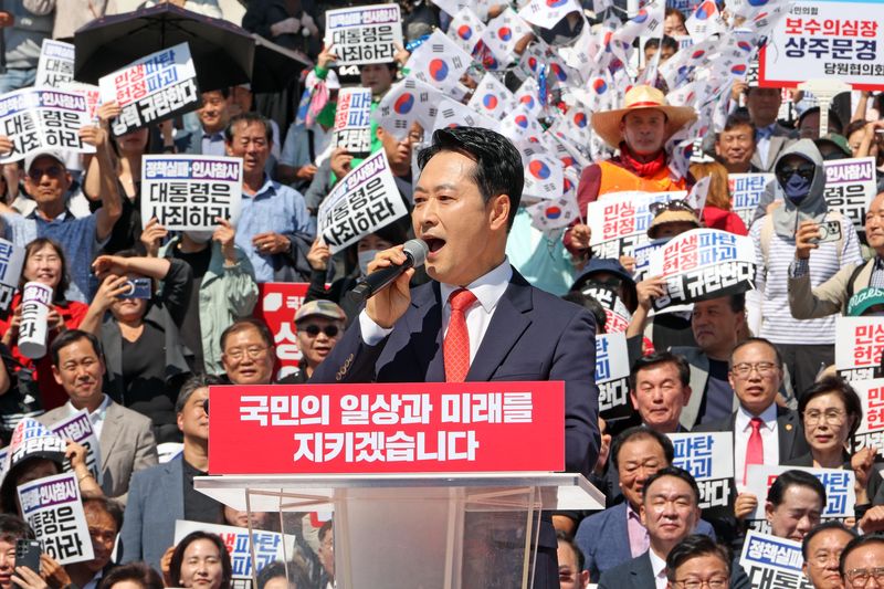 국민의힘 장동혁 대표가 22일 국회 본청 앞에서 열린 이재명 정권 실정 대국민 보고대회에서 정권 규탄 연설을 하고 있다. 사진=박범준 기자