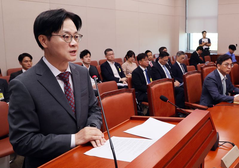 김정관 산업통상부 장관이 22일 오전 서울 여의도 국회에서 열린 산업통상자원중소벤처기업위원회 전체회의에서 '대한민국과 미합중국 간 전략적투자의 운영 및 관리를 위한 특별법'에 따른 대미투자 사전보고를 하고 있다. 뉴스1