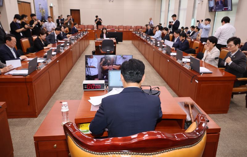 [서울=뉴시스] 최진석 기자 = 김성원 국회 산자위원장이 27일 여의도 국회에서 산업통상자원중소벤처기업위원회 제1차 전체회의를 주재하고 있다. 2026.07.27. myjs@newsis.com