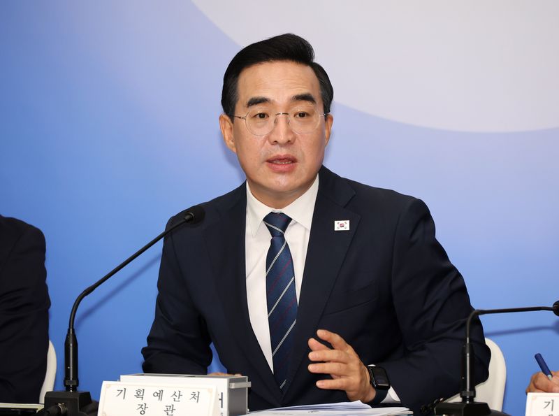 박홍근 기획예산처 장관이 지난달 28일 오전 세종시 정부세종청사에서 열린 2027년도 예산안 상세 브리핑에서 취재진의 질문에 답하고 있다. 뉴시스