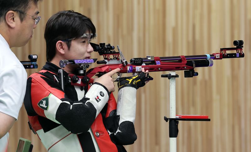 22일 일본 아이치현 종합 사격장에서 열린 2026 아이치·나고야 아시안게임 사격 10m 공기소총 혼성 단체전 결승 경기. 한국 박하준이 사격 준비를 하고 있다. 연합뉴스