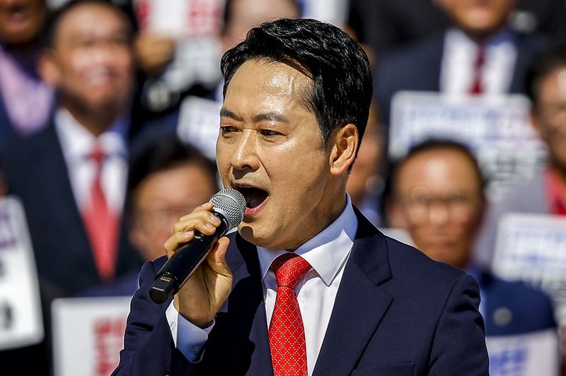장동혁 국민의힘 대표가 22일 서울 여의도 국회 본관 계단에서 열린 이재명 정권 실정 대국민 보고대회에서 발언하고 있다. 뉴시스