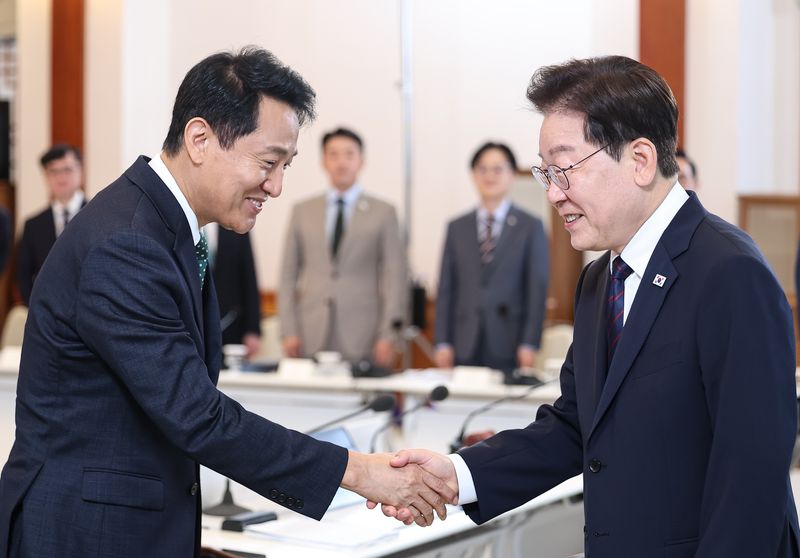 이재명 대통령과 오세훈 서울시장이 26일 청와대에서 열린 제10회 중앙지방협력회의에서 인사를 나누고 있다. 2026.8.26 ⓒ 뉴스1 이재명 기자