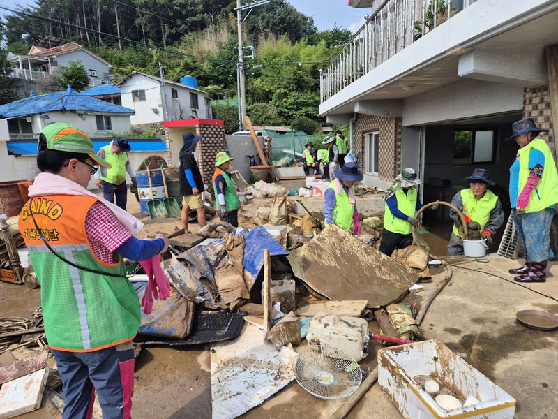 양산시 자원봉사센터가 거제시 거제면 외간마을을 방문해 수해 복구 활동을 하고 있다. 뉴시스