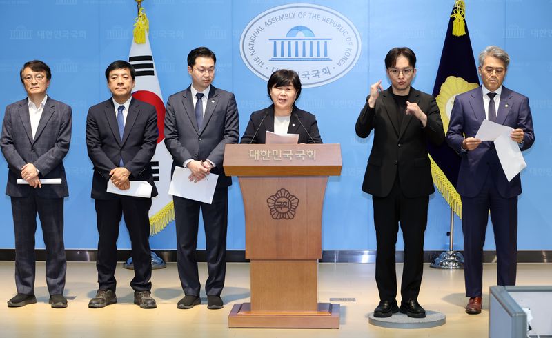 국회 법제사법위원회 서영교 위원장(왼쪽 네 번째)과 더불어민주당 위원들이 22일 국회 소통관에서 조희대 대법원장의 대법관 재제청 거부 관련, 조국혁신당ㆍ진보당 위원들과 함께한 입장을 밝히고 있다. 왼쪽부터 김의겸, 이성윤, 김동아, 서영교, 수어통역, 김기표 의원. 연합뉴스