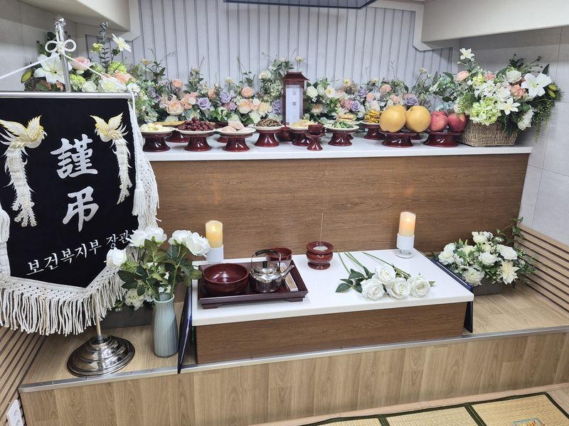 한국장례문화진흥원이 지난 17일 이동식 장례차량 '별빛버스'에서 무연고 사망자의 장례식을 치르고 있다. 사진=이동혁 기자