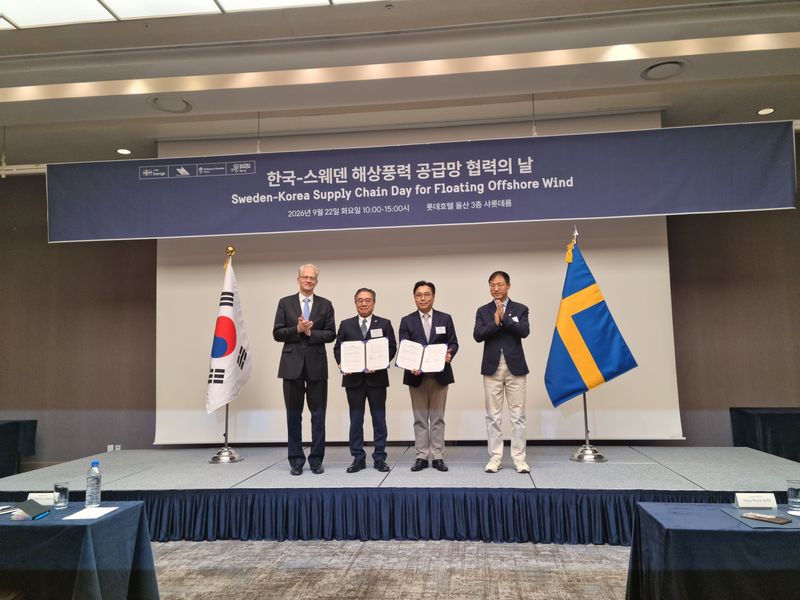 칼-울르프 안데르손 주한스웨덴대사(왼쪽부터), 주영규 문무바람 대표, 이승엽 GS엔텍 영업본부장, 김상욱 울산시장이 22일 롯데호텔 울산에서 열린 ‘한국-스웨덴 해상풍력 공급망 협력의 날’ 행사에서 기념촬영을 하고 있다. GS 제공
