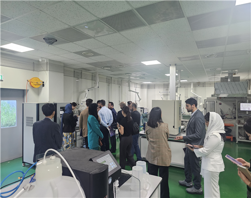 15일과 16일 양일간 울산을 찾은 사우디아라비아 고위 공무원들이 수소연료전지실증화센터를 둘러보고 있다. 울산시 제공