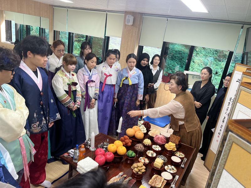 22일 제주대학교에서 열린 ‘유학생을 위한 한가위 문화체험’에 참가한 외국인 유학생과 내국인 재학생들이 한복을 입고 차례상에 대한 설명을 듣고 있다. 제주대는 외국인 유학생의 한국 전통문화 이해와 재학생 간 교류를 위해 2021년부터 이 프로그램을 운영하고 있다. 사진=제주대학교 제공