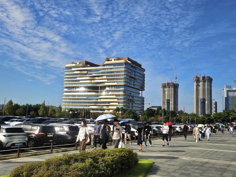 하나금융그룹 통합데이터센터 직원들이 22일 오전 출근하고 있다. 뒤쪽에 보이는 건물이 하나금융그룹 청라 헤드쿼터. 사진=한갑수 기자.