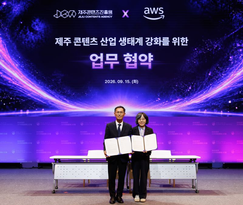 지난 15일 ‘2026 제주 AI 국제필름페스티벌’ 개막식에서 제주콘텐츠진흥원 강민부 원장과 AWS 관계자가 제주 콘텐츠산업 생태계 강화를 위한 업무협약서를 들고 기념촬영을 하고 있다. 제주콘텐츠진흥원은 AWS·메가존클라우드와 협력해 2027년 개소하는 제주콘텐츠기업지원센터 입주기업에 AI 솔루션을 지원하고 오는 10월 말 지역 콘텐츠기업의 사업모델 고도화를 위한 실증에 나설 계획이다. 사진=제주콘텐츠진흥원 제공
