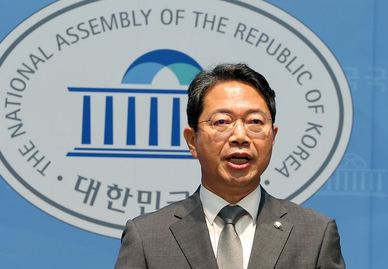 김승원 더불어민주당 의원이 지난 19일 서울 여의도 국회 소통관에서 법무부 장관 후보자 사퇴 기자회견을 하고 있다. 뉴스1