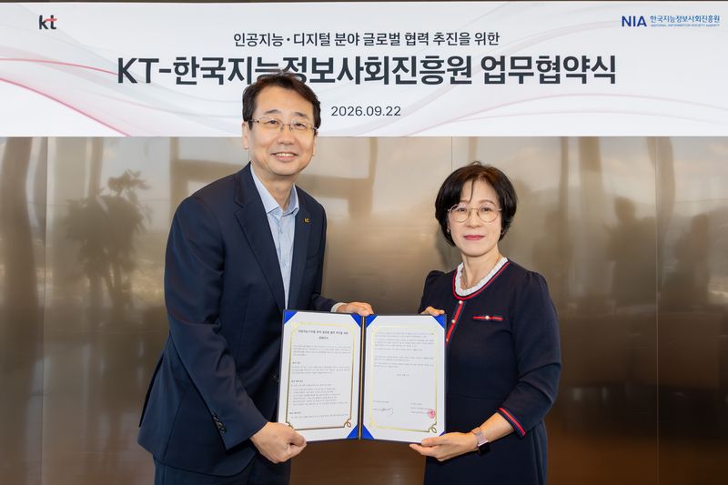 KT ESG추진담당 이정우 상무(왼쪽)와 한국지능정보사회진흥원(NIA) 장경미 부원장이 22일 글로벌 인공지능(AI) 인재양성을 위한 업무협약(MOU)을 체결한 뒤 기념 촬영을 하고 있다. KT 제공