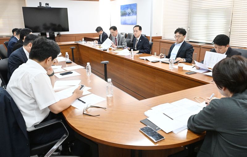 이형일 부총리 겸 재정경제부 장관이 22일 서울 종로구 정부서울청사에서 열린 재정경제부 주요간부회의를 주재하고 있다. 뉴스1