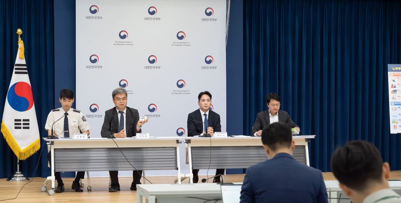 조덕진 행정안전부 사회재난실장(왼쪽 두번쨰)이 22일 정부세종청사 중앙동 브리핑룸에서 열린 정책설명회에서 ‘노후주택 화재안전 관리 강화대책’을 설명하고 있다. 행정안전부 제공