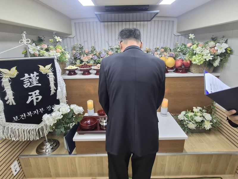 한국장례문화진흥원 직원이 지난 17일 이동식 장례차량 '별빛버스'에서 무연고 사망자 김모씨(62)의 장례식을 치르고 있다. 사진=이동혁 기자