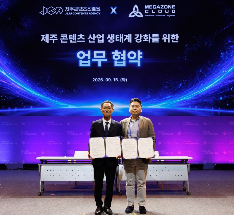 지난 15일 ‘2026 제주 AI 국제필름페스티벌’ 개막식에서 강민부 제주콘텐츠진흥원장(왼쪽)과 메가존클라우드 관계자가 제주 콘텐츠산업 생태계 강화를 위한 업무협약을 체결한 뒤 기념촬영을 하고 있다. 양 기관은 2027년 개소 예정인 제주콘텐츠기업지원센터를 거점으로 지역 콘텐츠기업의 AI 활용과 사업모델 고도화를 지원할 계획이다. 사진=제주콘텐츠진흥원 제공
