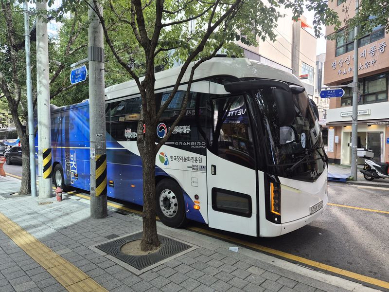 한국장례문화진흥원의 이동식 장례차량 '별빛버스'. 사진=이동혁 기자