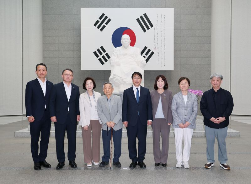 지난 21일 서울 용산구 백범김구기념관에서 진행된 '2026 투게더 걷기 캠페인'에서 이정섭 우리은행 브랜드전략그룹장(왼쪽부터), 정진완 우리은행장, 김미 백범김구기념관장, 박유철 백범김구선생기념사업협회장, 홍현익 유네스코한국위원회 사무총장, 강윤진 국가보훈부 차관, 이상은 국가보훈부 보훈문화정책과장, 한경구 백범김구선생기념사업협회 이사가 기념촬영을 하고 있다. 우리은행 제공