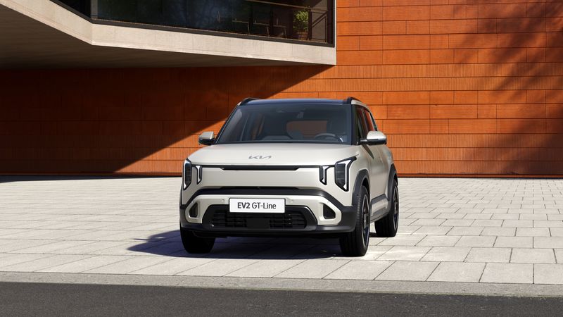 기아가 신형 컴팩트 전동화 SUV ‘더 기아 EV2(The Kia EV2, 이하 EV2)’를 9일(현지 시간) 벨기에 브뤼셀 엑스포(Brussels Expo)에서 열린 ‘2026 브뤼셀 모터쇼(Brussels Motor Show 2026)’에서 공개했다. 사진은 기아 EV2 GT 라인 모습. 기아 제공