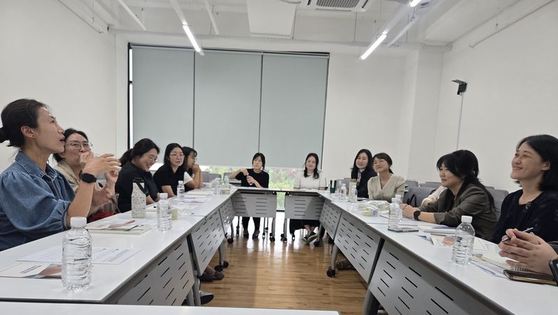 지난 17일 제주도교육청 경계선지능학생 지원 전문가 자문협의회에서 인지·사회정서지원단과 관계자들이 학생별 심층검사 결과와 지원 사례를 공유하고 맞춤형 중재 방안을 논의하고 있다. 사진=제주특별자치도교육청 제공