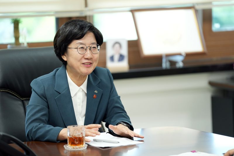 고의숙 제주특별자치도교육감이 지난 8월19일 제주도교육청 교육감실에서 파이낸셜뉴스와 인터뷰하며 제주교육의 방향과 교육공동체의 역할에 대해 설명하고 있다. 고 교육감은 22일 추석 메시지를 통해 “공동체를 희망으로 이끄는 힘은 제도에 앞서 사람”이라며 도민과 교육공동체에 감사의 뜻을 전했다. 사진=제주도교육청 제공