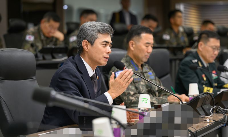 강신철 국방부장관이 9월 22일 오후 취임 직후 첫 공식 일정으로 합참 작전지휘실에서 전군 주요지휘관회의를 주관하고 있다. 국방부 제공