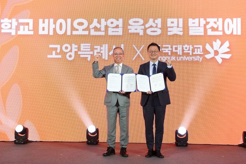 22일 윤재웅 동국대학교 총장(왼쪽)과 민경선 고양특례시장이 바이오 산업 육성 업무협약 체결 뒤 기념 촬영을 하고 있다. 고양특례시 제공