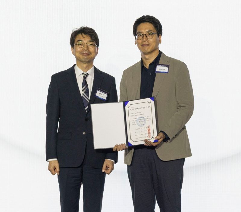 동아에스티 행복경영실 인사팀 김범석 팀장(오른쪽)이 고용노동부 편도인 직업능력정책국장으로부터 2026년 인적자원개발 우수기업(Best HRD) 인증서를 받고 기념촬영을 하고 있다. 동아에스티 제공