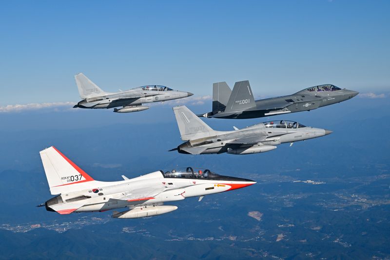 KF-21 001호기가 22일 FA-50, TA-50, T-50 등 국산항공기들의 환영을 받으며 예천기지로 향하고 있다. 앞에서 부더 T-50, FA-50, KF-21, TA-50. 공군 제공