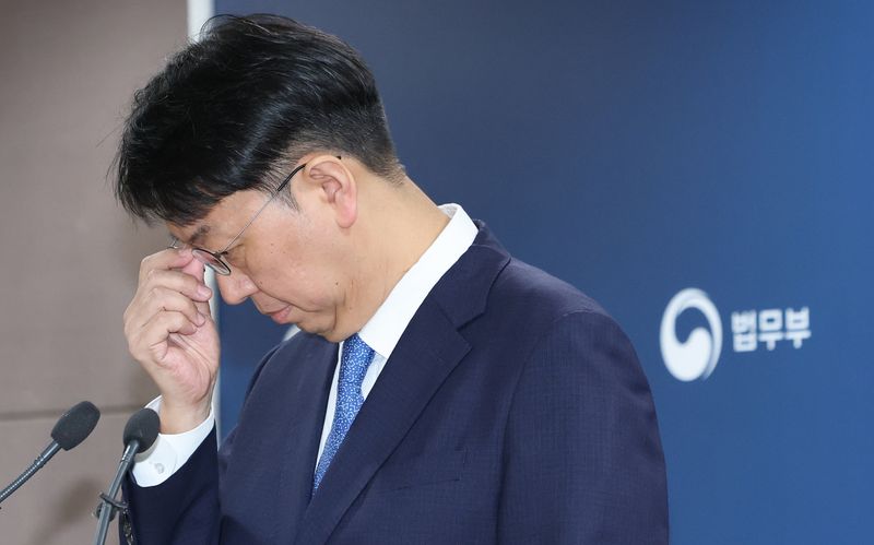 이응철 법무부 검찰국장이 22일 경기도 정부과천청사 법무부에서 공소청 직제안 관련 브리핑 도중 자료를 보고 있다. 연합뉴스