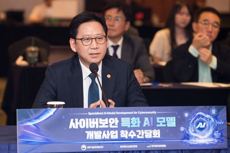 배경훈 부총리 겸 과학기술정보통신부 장관이 22일 서울 소공동 더 그랜드 롯데 서울에서 열린 사이버보안 특화 AI 모델 개발 프로젝트 착수 간담회에서 발언하고 있다. 과기정통부 제공