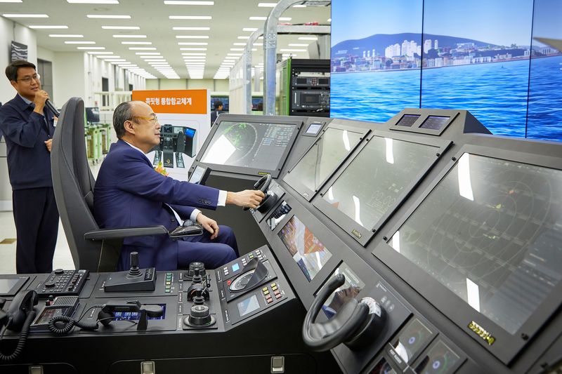 김승연 한화그룹 회장(오른쪽)이 한화시스템 구미사업장을 방문해 콕핏(Cockpit)형 통합함교체계(IBS) 운영 시연을 하고 있다. 한화 제공