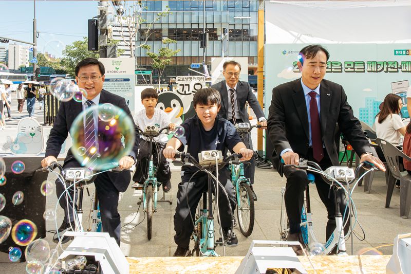 김성환 기후에너지환경부 장관(앞줄 왼쪽)과 조대규 교보생명 대표이사(앞줄 오른쪽)가 지난 21일 서울 광화문광장에서 열린 '지구하다 페스티벌' 개막식에 참석한 시민들과 친환경 실천 체험을 하고 있다. 교보생명 제공