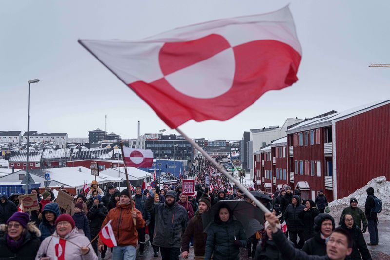 지난 1월 17일 그린란드 누크에서 미국의 합병 주장에 반대하는 시위대가 미국 영사관 앞에 모여 그린란드 깃발을 흔들고 있다.AP연합뉴스