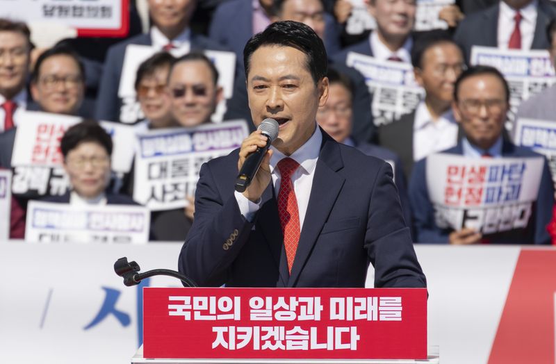 국민의힘 장동혁 대표가 22일 국회 본청 앞에서 열린 이재명 정권 실정 대국민 보고대회에서 연설하고 있다. 연합뉴스