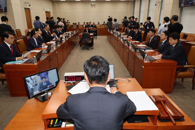 정부가 2000억달러 규모의 대미 전략적 투자 협상 내용을 22일 국회에 보고했다. 이날 국회 재정경제기획위원회가 전체회의를 열어 재정경제부 등 정부 부처로부터 대미투자 협상 경과, 세부 내용을 비공개로 보고받고 있다. 뉴시스