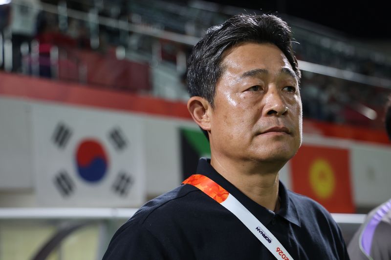 지난 22일 일본 나고야 미즈호 공원 럭비경기장에서 열린 2026 아이치·나고야 아시안게임 남자 축구 조별리그 2차전 한국과 사우디아라비아의 경기에서 이민성 대표팀 감독이 선수들을 지켜보고 있다. 연합뉴스