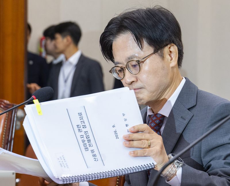 대미투자 보고 자료 살펴보는 산업장관 김정관 산업통상부 장관이 22일 국회 산업통상자원중소벤처기업위원회에 대미 전략투자 프로젝트 추진 계획을 보고하기에 앞서 자료를 살펴보고 있다. 연합뉴스