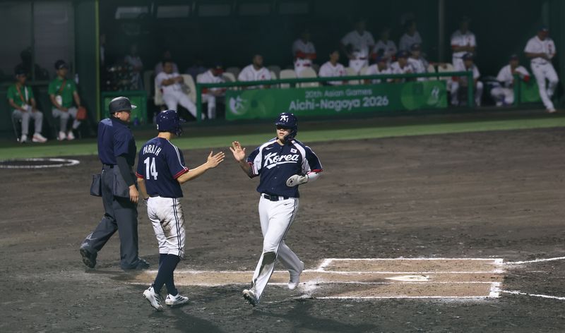 22일 일본 아이치현 도요하시 시민구장에서 열린 2026 아이치·나고야 아시안게임 야구 B조 조별리그 2차전 대한민국과 홍콩의 경기. 5회 초 2사 2·3루 상황 한국 9번 김지찬 안타로 득점을 올린 2루 주자 박준순, 3루 주자 박재현이 홈인하고 있다. 연합뉴스
