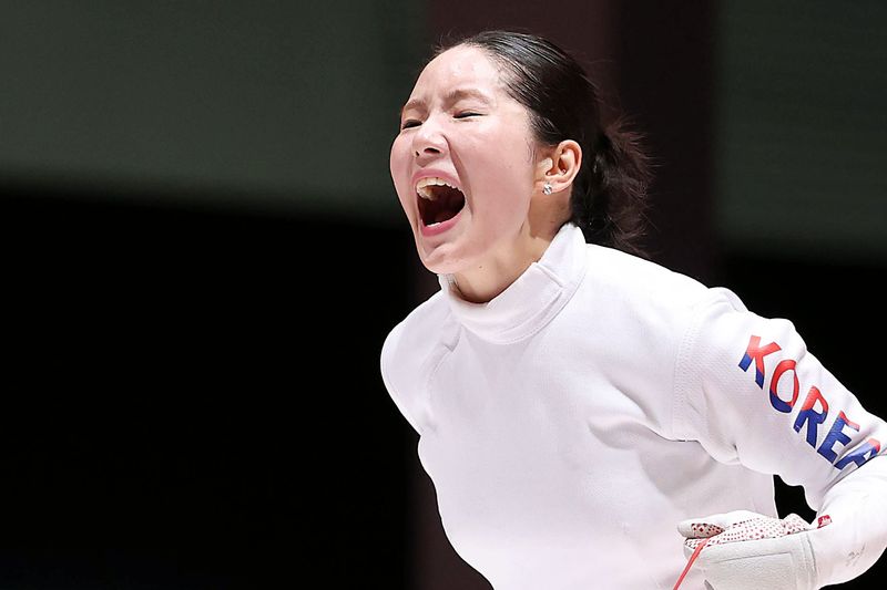 22일(현지시간) 일본 아이치현 도코나메시 아이치 스카이 엑스포에서 열린 2026 아이치·나고야 아시안게임 펜싱 여자 에페 개인 결승전에서 한국 송세라가 싱가포르 키리아 티카나를 상대로 승리하며 금메달을 획득한 뒤 기뻐하고 있다. 뉴시스