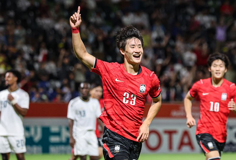 22일 오후 일본 나고야 미즈호 파크 럭비 필드에서 열린 2026 아이치·나고야 아시안게임 남자축구 D조 예선 대한민국과 사우디아라비아의 경기, 대한민국 신민하가 득점 후 기뻐하고 있다. 뉴스1