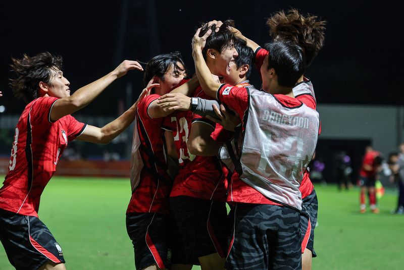 22일 오후 일본 나고야 미즈호 파크 럭비 필드에서 열린 2026 아이치·나고야 아시안게임 남자축구 D조 예선 대한민국과 사우디아라비아의 경기, 대한민국 신민하가 득점 후 동료들과 기뻐하고 있다. 뉴스1