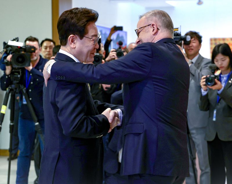 이재명 대통령과 앤서니 앨버니지 호주 총리가 22일(현지시간) 미국 뉴욕 주유엔대표부 반기문홀에서 열린 양자회담에 앞서 인사를 나누고 있다. 연합뉴스