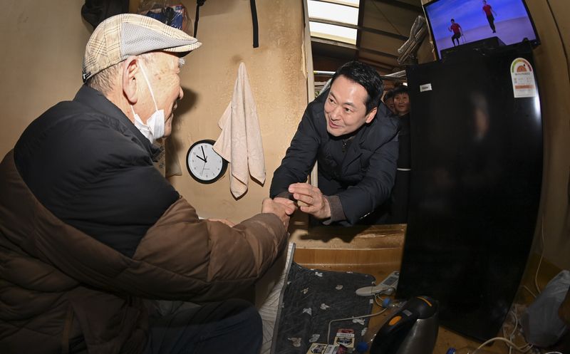 [서울=뉴시스] 권창회 기자 = 장동혁 국민의힘 대표가 13일 오전 서울 중구 쪽방촌을 찾아 주민에게 설맞이 선물을 전달하고 있다. (공동취재) 2026.02.13. photo@newsis.com